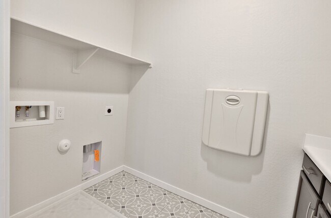 Building Photo - Gorgeous 4bed/3 bath End Unit Condo in Gil...