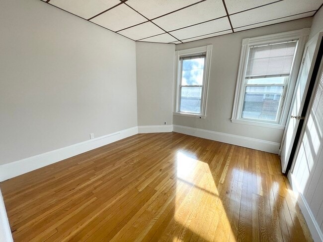 Building Photo - 26-28-28 Harbor View St