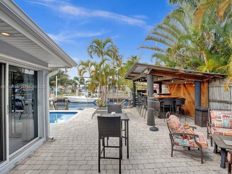 Building Photo - 2525 Gulfstream Ln
