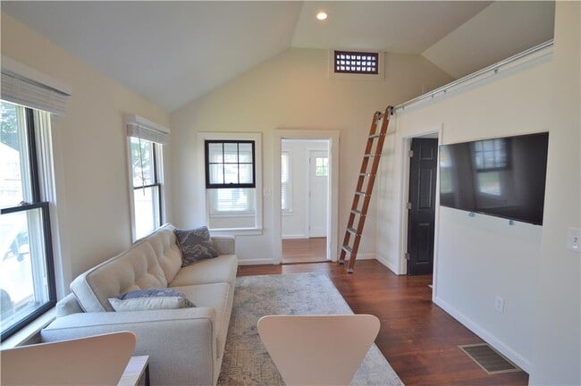 Building Photo - 108 Ormerod Ave
