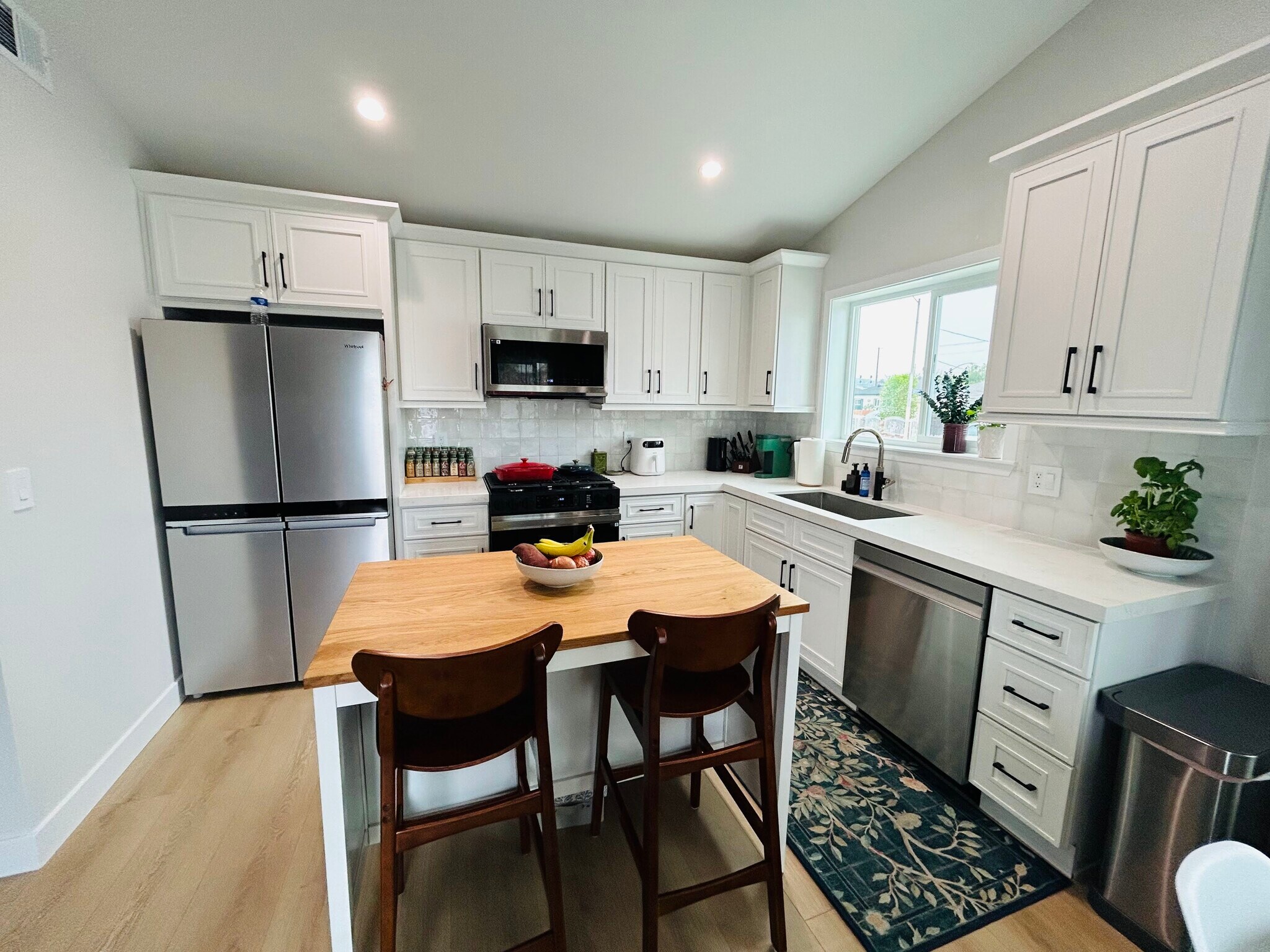 Fully stocked kitchen with outdoor lighting - 4415 Catalpa St