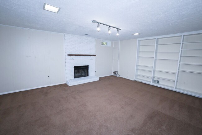 Building Photo - Great Townhouse in Fairwoods