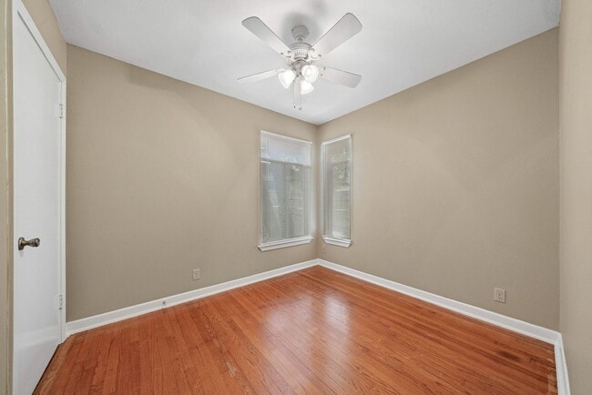 Building Photo - 3 Bedroom/1 Bathroom Ridgeview Subdivision