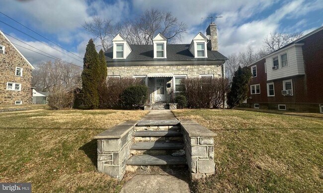 Building Photo - 1109 W James St