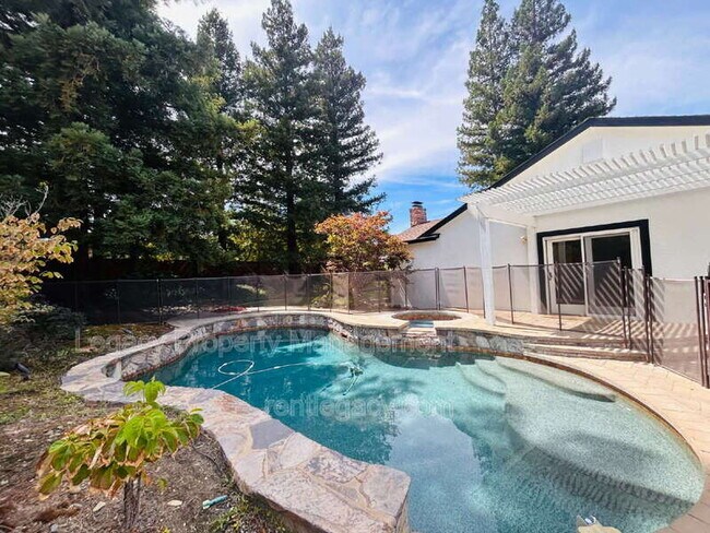 Building Photo - 1163 Gamay Dr