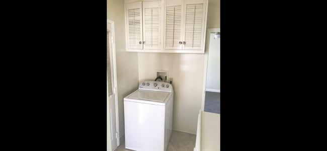 Building Photo - 9966 Glencrest Cir