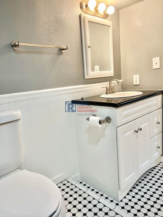 Building Photo - 594 S Ogden St