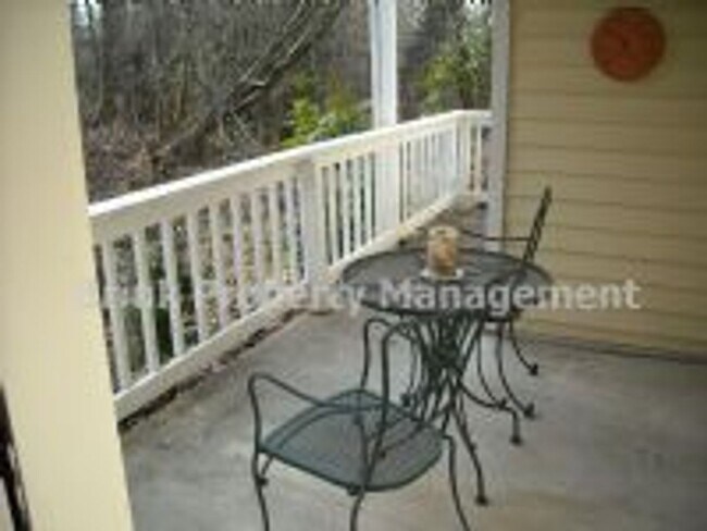 Building Photo - Charming 2BR 2BA Condo in great Bellevue l...