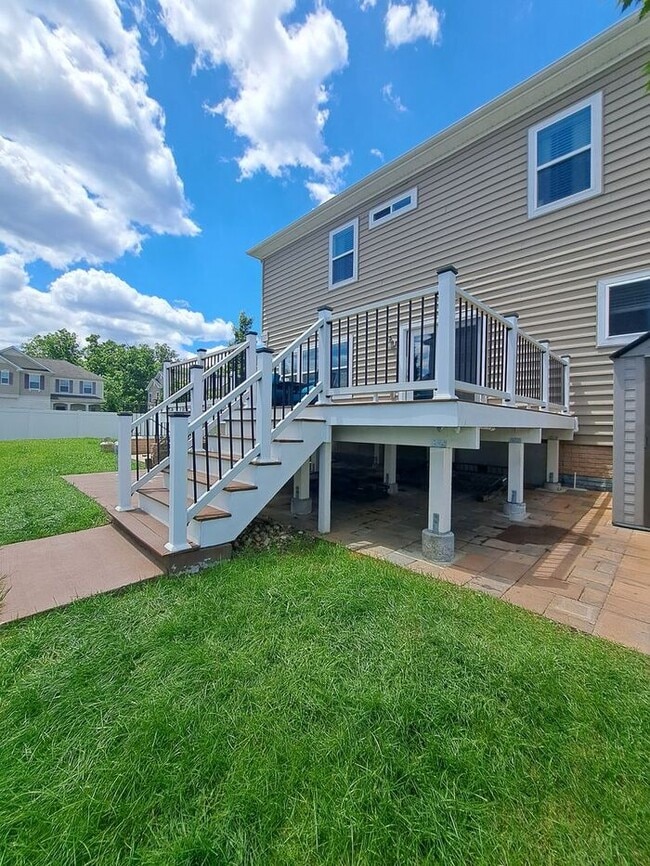 Building Photo - Amazing 3 Level Corner Lot Home in Waldorf...