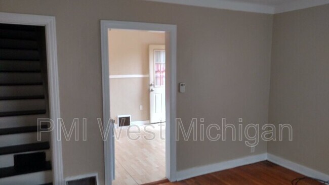 Building Photo - 1948 Silver Ave SE