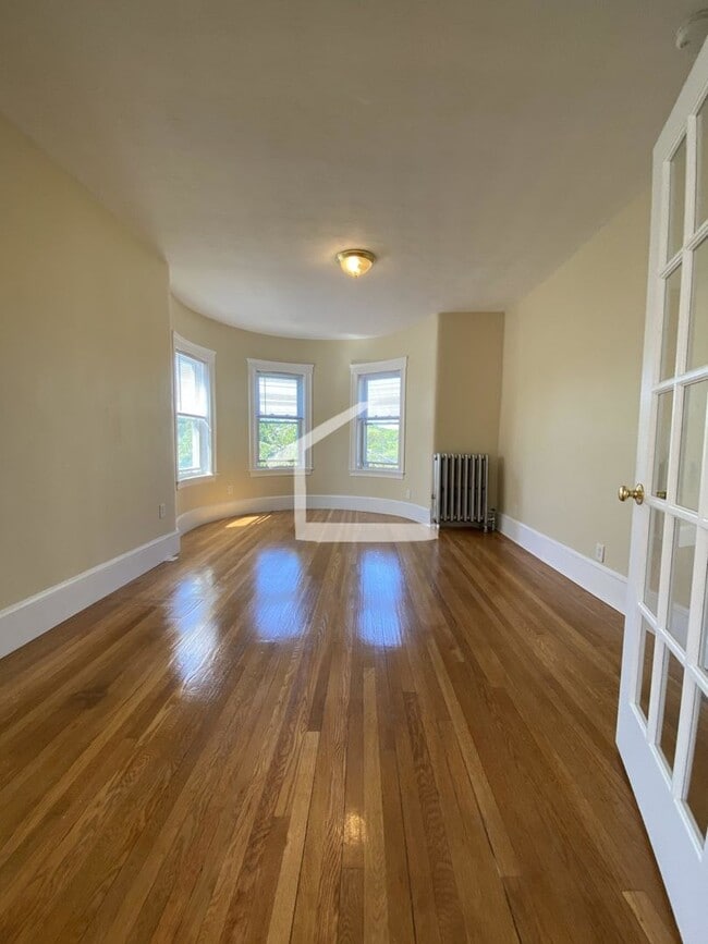 Building Photo - Beautiful, Fully Renovated Brookline 4 Bed/2 Bath in Washington Square on Tappan St.  Available S...