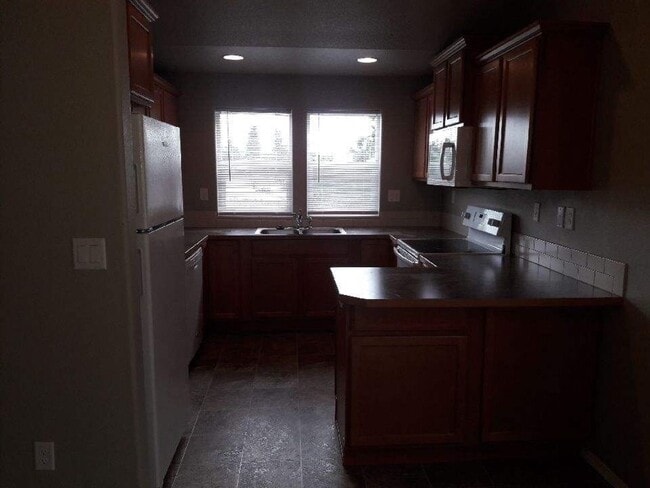 Building Photo - UPDATED Single Family Home!