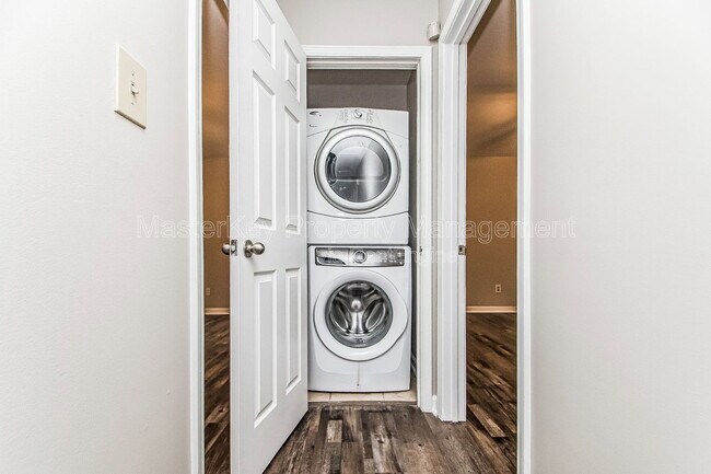 Building Photo - 407 E Dynasty Dr