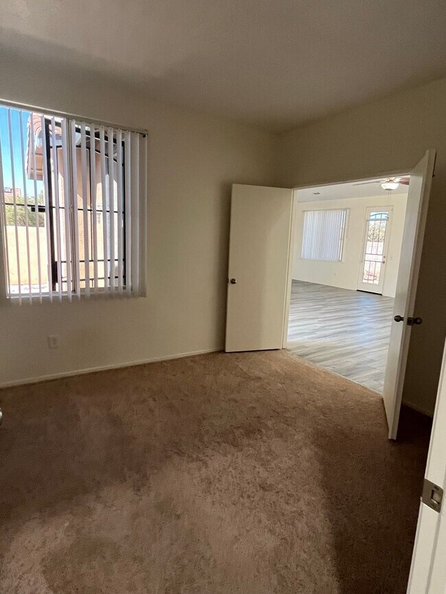 Building Photo - 3 bedroom 2 bath home with large yard available in Adelanto!