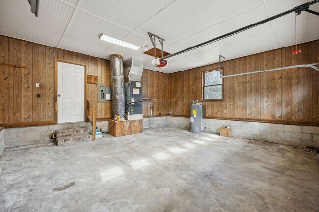 Building Photo - Newly Renovated 3 Bedroom Home on 1 Acre – No HOA!