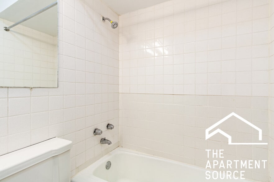 Building Photo - 540 W Roscoe St