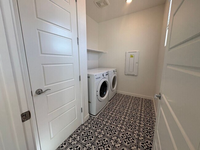 Building Photo - Beautiful 4 Bedroom 3 Full bath House with Solar in Gated Antioch Community