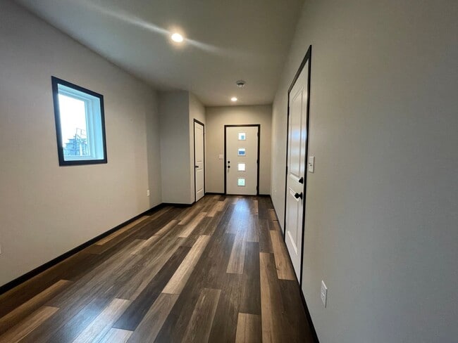 Building Photo - Spacious 4 Bed, 3 Bath Home in West Fargo