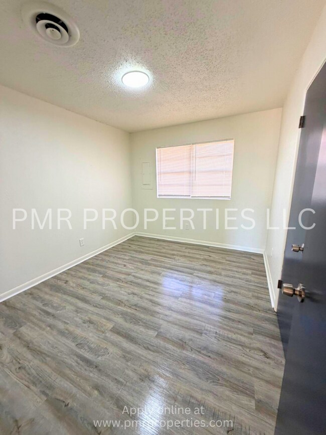 Building Photo - 3 Bedrooms/1 Bathroom House