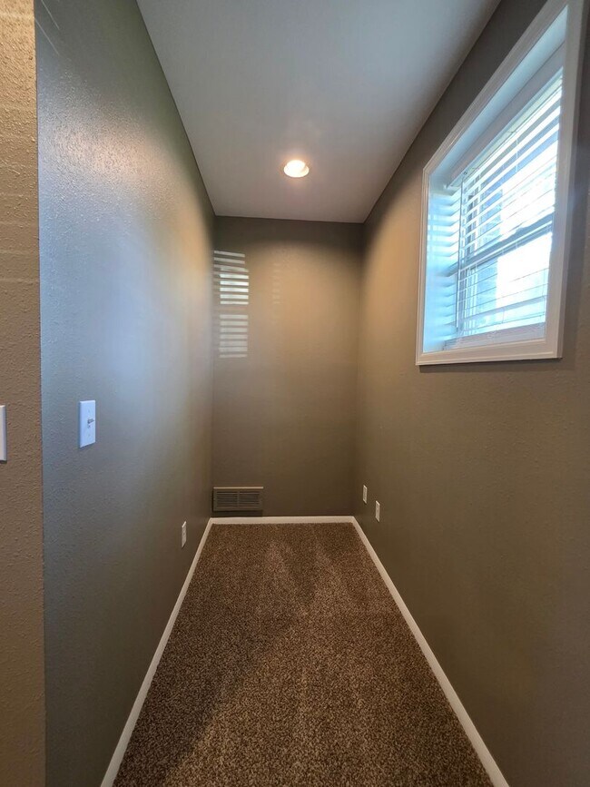 Building Photo - 3 Bedroom 2 Bathroom House With Huge Backy...