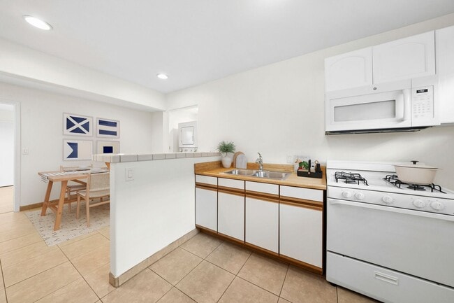 Building Photo - 221 Cabrillo St