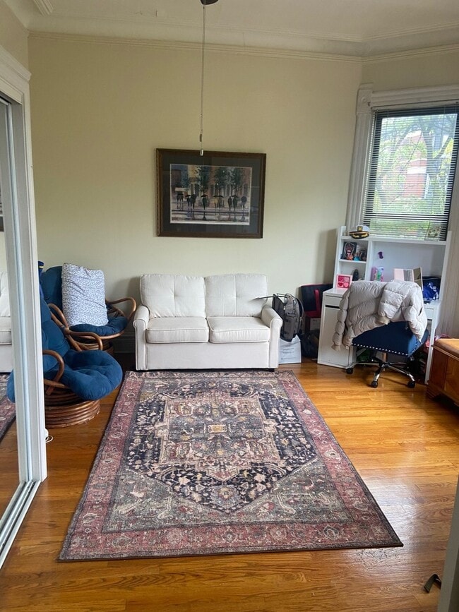 Building Photo - 955 W Dickens Ave