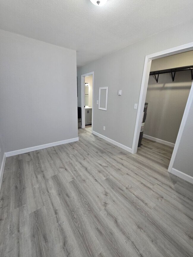 Building Photo - 1 Bedroom 1 Bathroom Apartment in the heart of Osage Beach!!