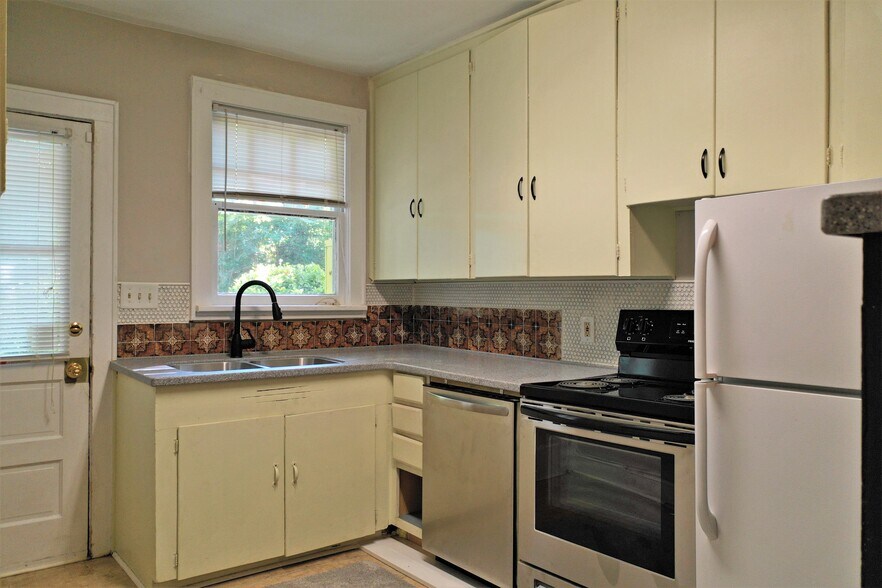 Building Photo - 120 S Harden St