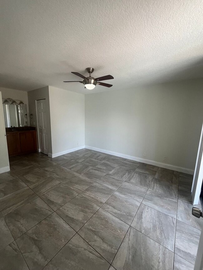 Building Photo - ONE BEDROOM ONE BATHROOM! Pool View! Waterfront Community!