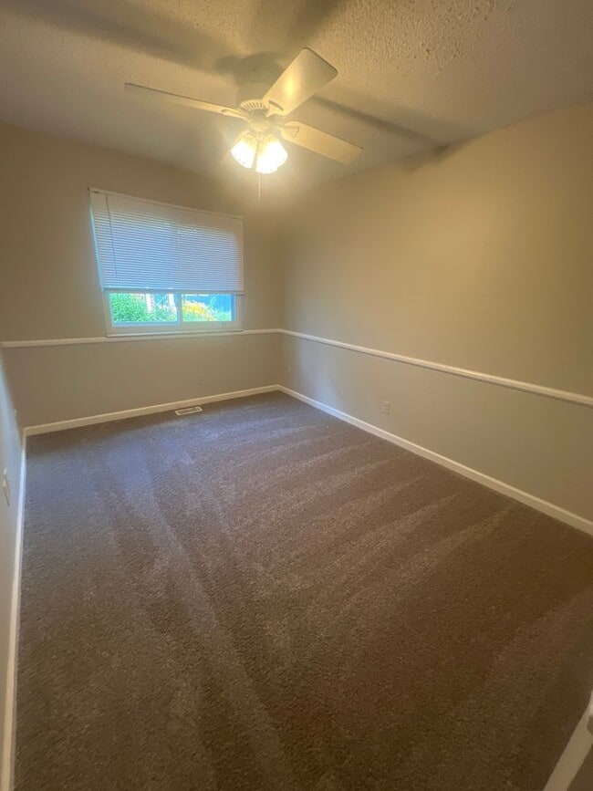 Building Photo - Move in Ready!