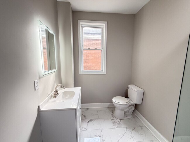 Building Photo - Huge 4 Bed and 2.5 Bath Home!