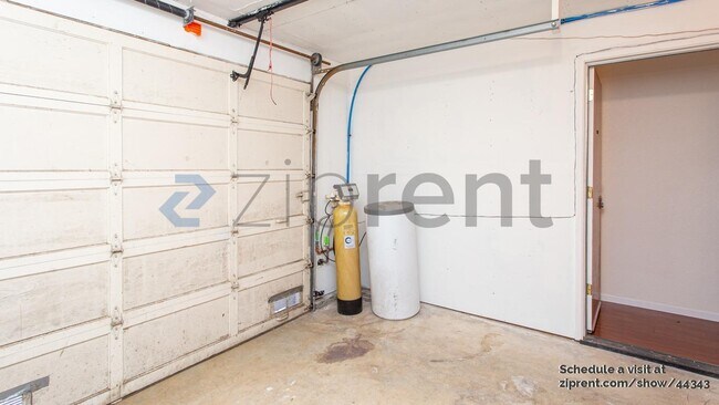 Building Photo - 4 Carriage Ln