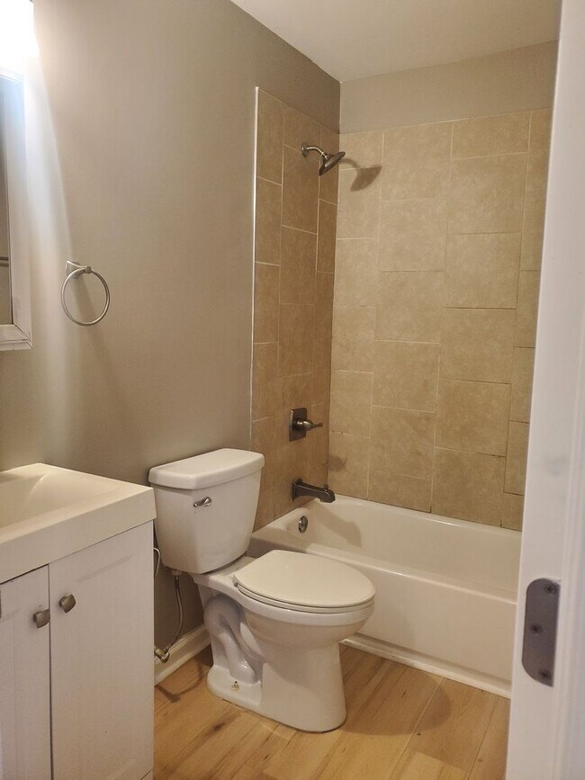 Building Photo - 1136 Drew St