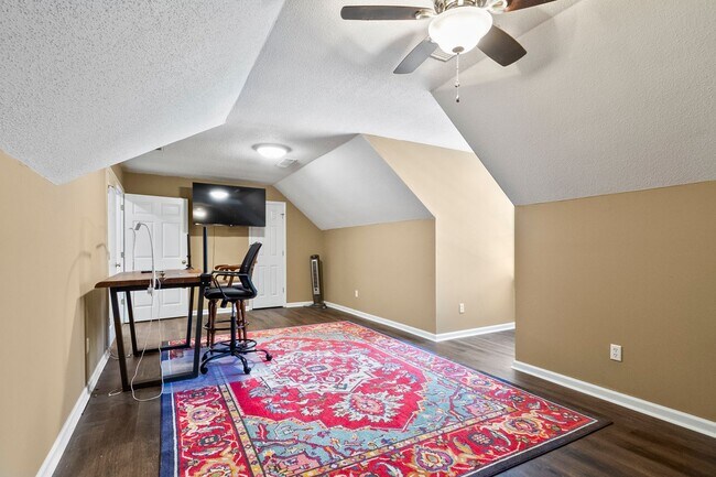 Building Photo - Beautiful 5 Bed 3.5 Bath Home! Available Summer 2026! Book Your Tour Today!