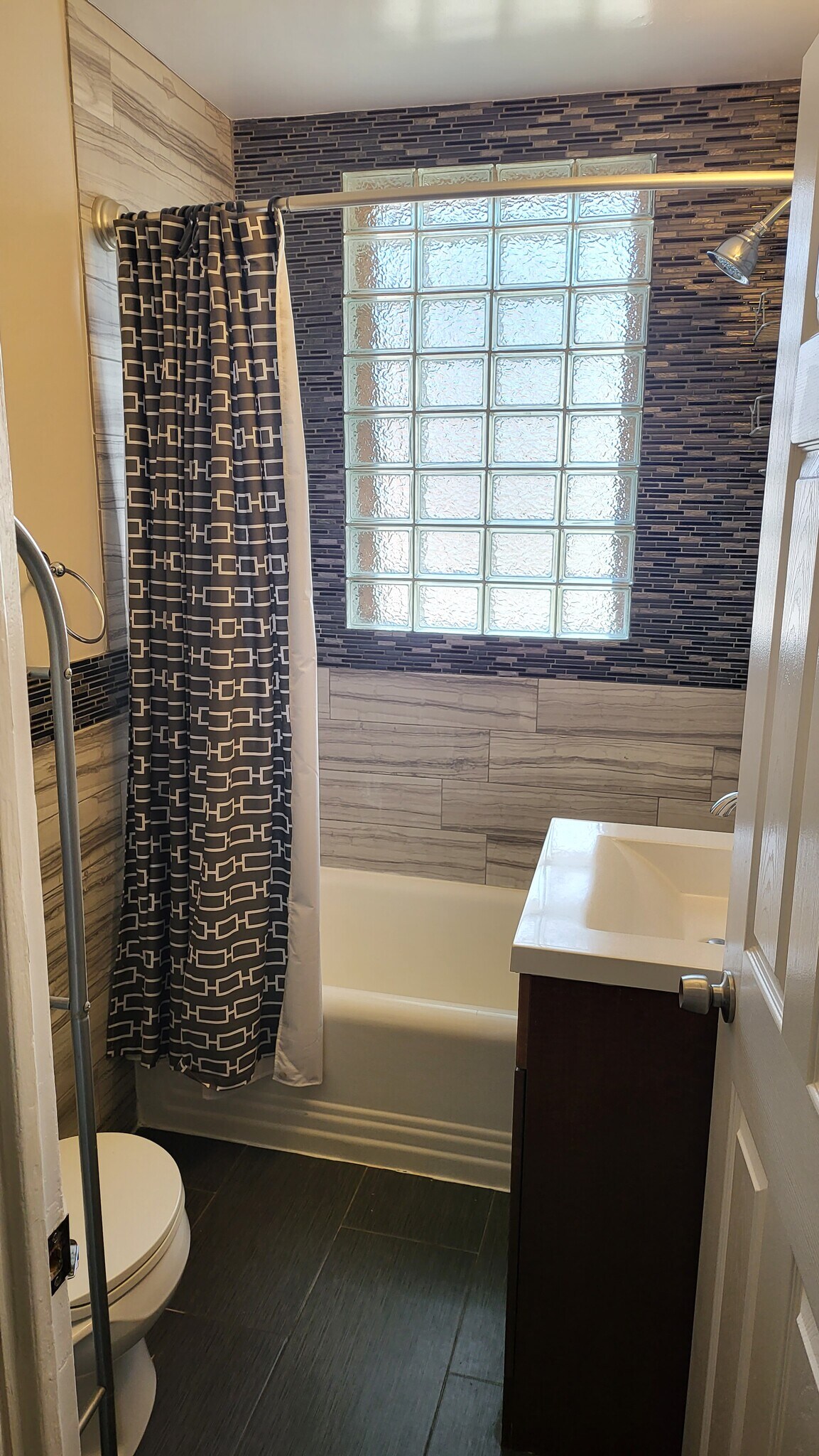 Building Photo - 1231 Penn St NE