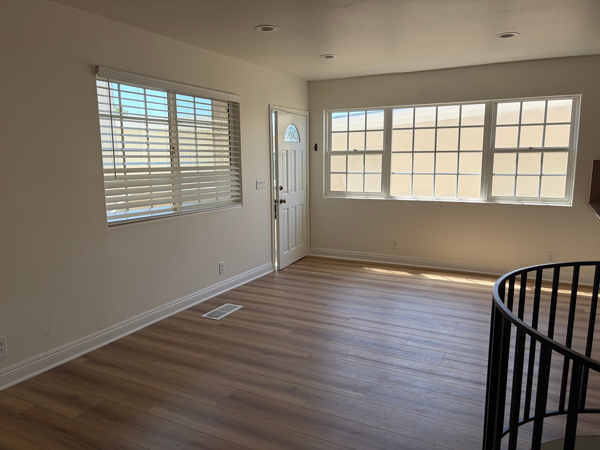 Building Photo - 3111 Bayview Dr