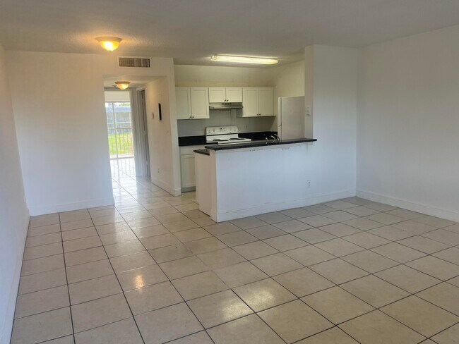 Building Photo - 1626 Meadows Cir W