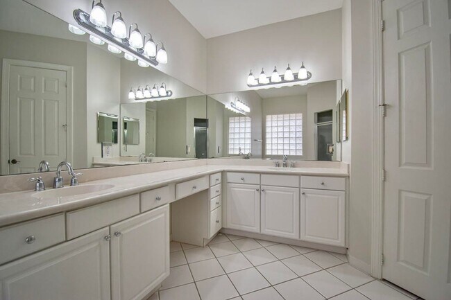 Building Photo - 10265 Isle Wynd Ct