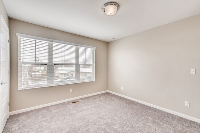 Building Photo - 3 Bedroom Townhomes For Rent