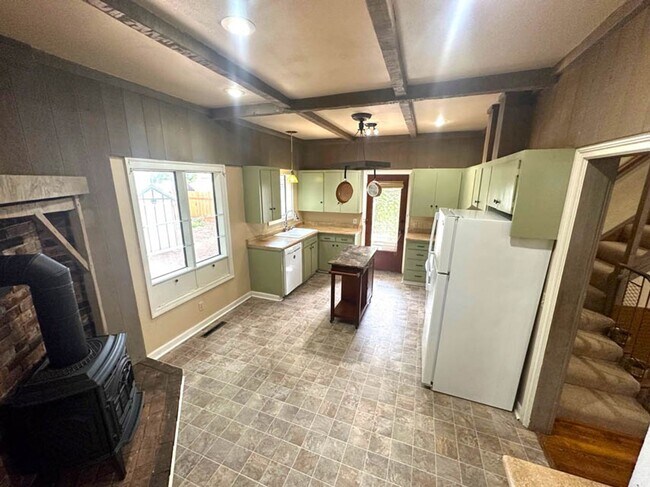 Building Photo - 3 bed 1 bath, Month to Month in the middle of it all