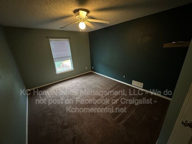 Building Photo - 9305 N Charlotte Ct