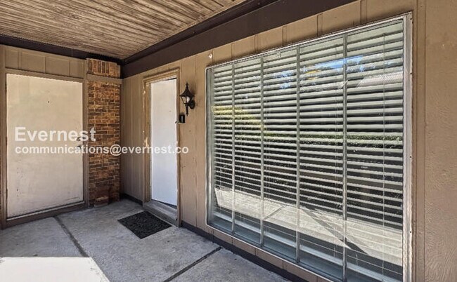 Building Photo - 1 Bed/1 Bath Condo with Off-Street Parking / Pet-Friendly / Vouchers Accepted / Available Now!