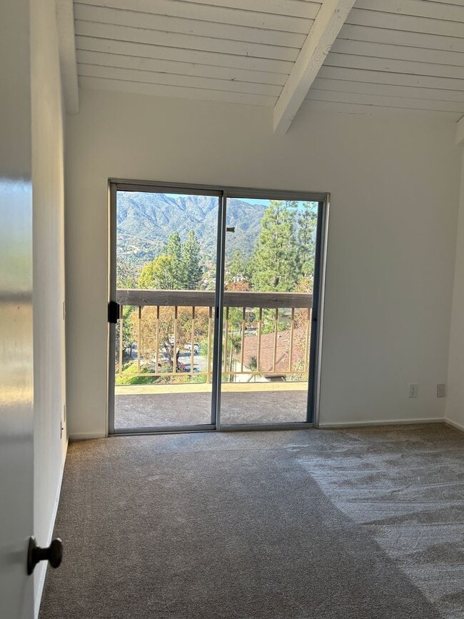 Building Photo - Gorgeous condo with Amazing Views!