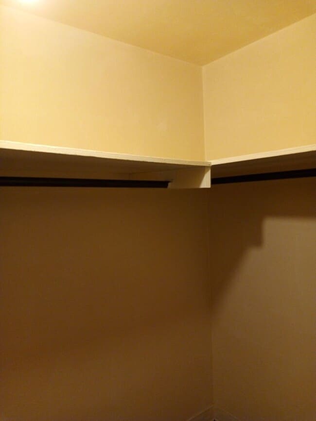 Building Photo - 1 bed, 1 Bath, 750 sqft Great Location off...