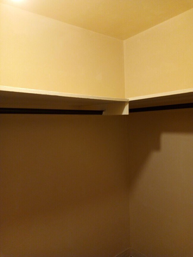 Building Photo - 1 bed, 1 Bath, Aug Special $400 credit Great Location off Joliet and 17th