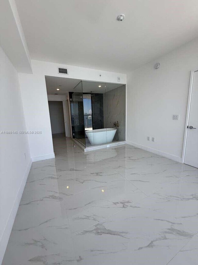 Building Photo - 700 NE 24th St