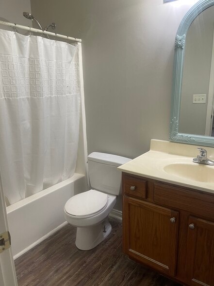 Building Photo - 406 Camden Cir