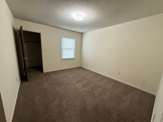 Building Photo - 2 Bedroom, 1 Bath Duplex