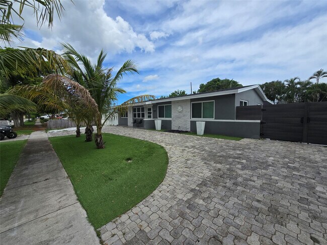 Building Photo - 2340 NE 8th Ave