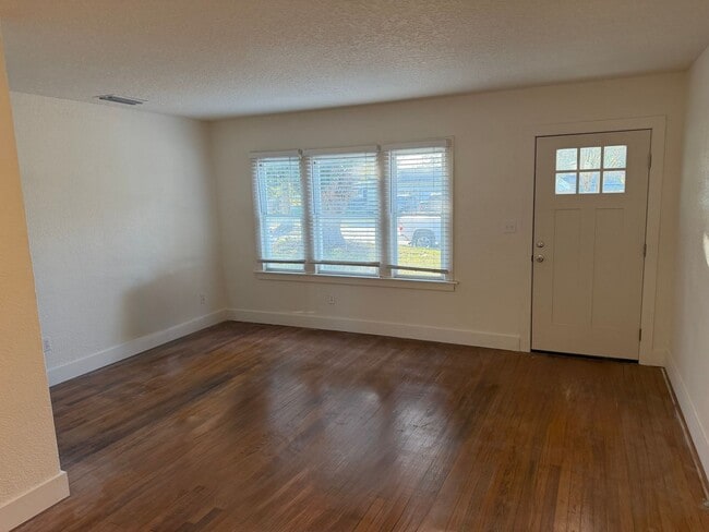 Building Photo - 831 Floral Dr